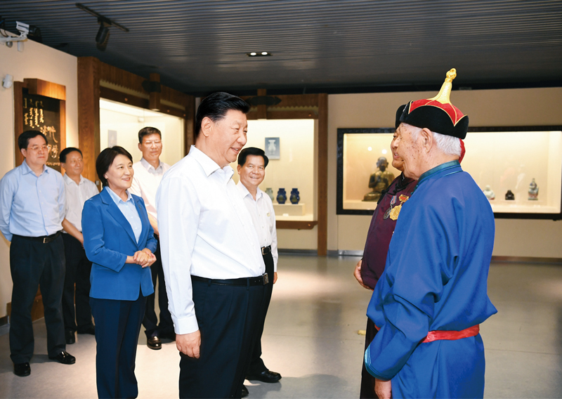 　　2019年7月15日至16日，中共中央总书记、国家主席、中央军委主席习近平在内蒙古考察并指导开展“不忘初心、牢记使命”主题教育。这是15日上午，习近平在赤峰博物馆同古典民族史诗《格萨（斯）尔》非物质文化遗产传承人亲切交谈。 新华社记者 谢环驰/摄